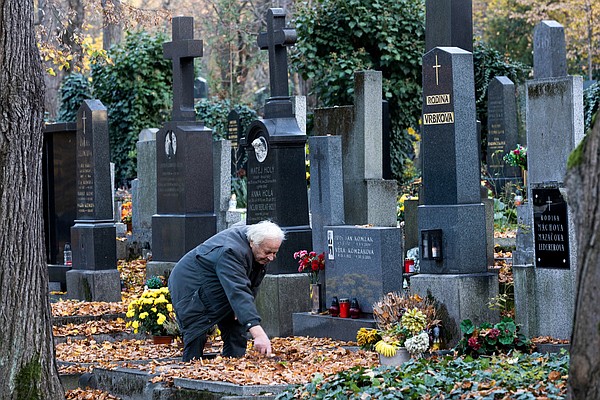 20241111T1230 QUESTION CORNER PRAYING FOR THE DEAD 1784892_t600