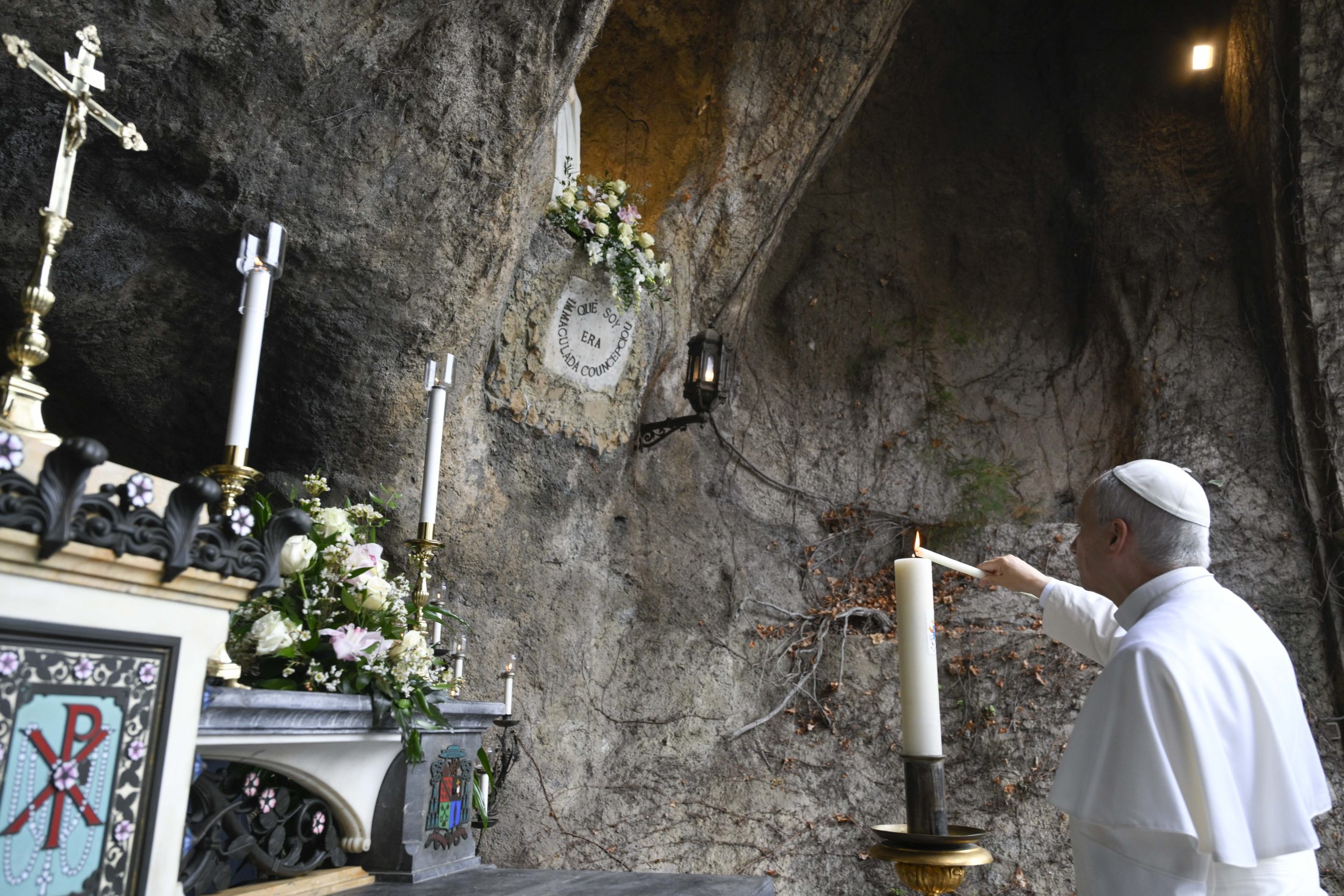 20260211T1200 POPE LEO PRAYS LOURDES GROTTO VATGARDENS 1813053
