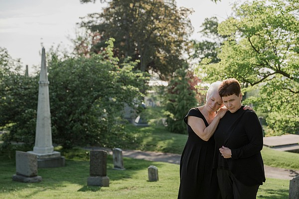 BEREAV Helping_Grieving_Friend_Pexels_image_t600