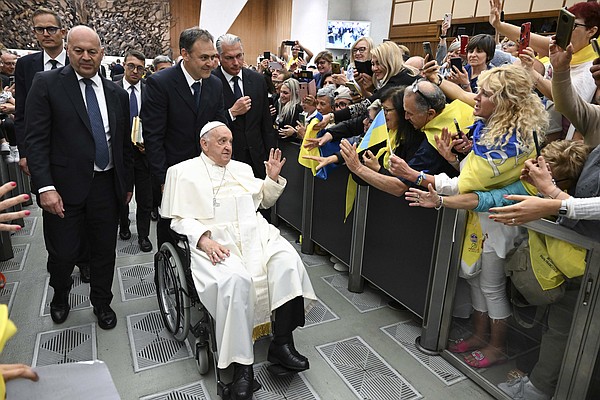 POPE Christian_workers_t600