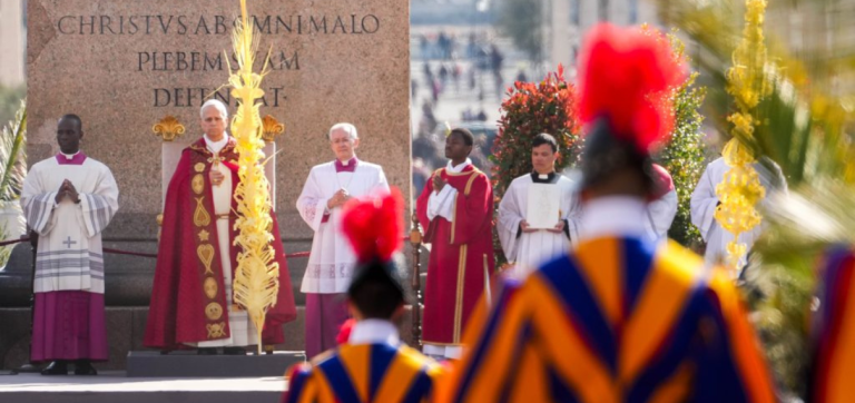 ‘Lay down your weapons,” Pope says in Palm Sunday call for peace